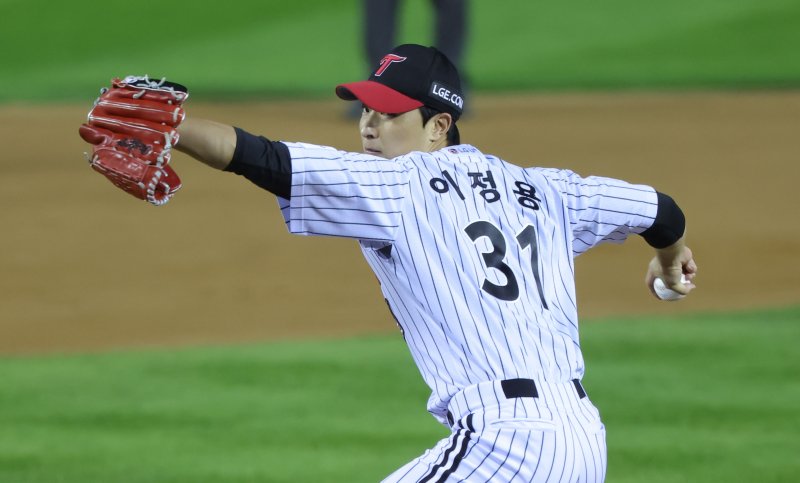 [서울=뉴시스] 홍효식 기자 = 27일 오후 서울 송파구 잠실야구장에서 열린 2025 KBO 한국시리즈 2차전 한화 이글스와 LG 트윈스의 경기, 9회초 LG 이정용이 공을 던지고 있다. 2025.10.27. yesphoto@newsis.com