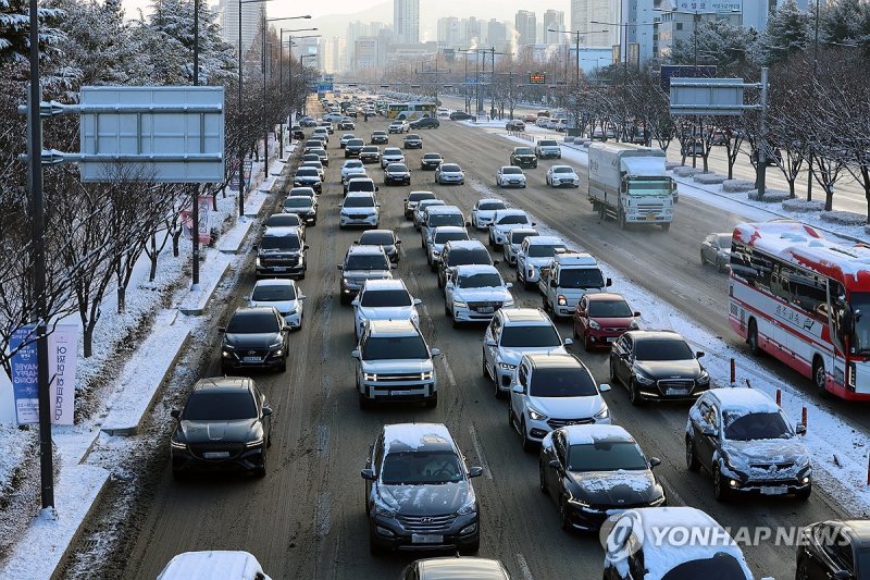 눈 내린 새해 첫 출근길 (출처=연합뉴스)