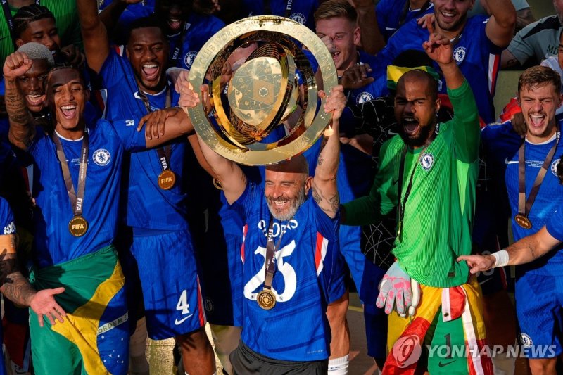 불과 반년 전 클럽 월드컵 우승 트로피 들어 올리던 마레스카 감독 (출처=연합뉴스)