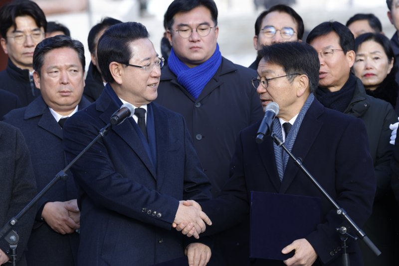 2일 광주 북구 운정동 국립5·18민주묘지 민주의문 앞에서 강기정 광주시장과 김영록 전남도지사가 광주·전남 대통합 추진 공동선언문을 발표하고 있다. 2026.1.2/뉴스1 ⓒ News1 김태성 기자