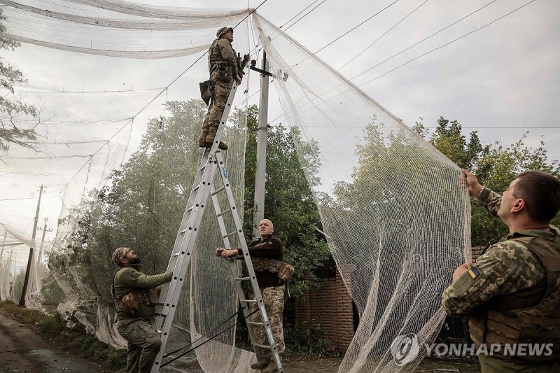 '러시아 드론 공격 막아라'…그물 설치하는 우크라 군인들 (출처=연합뉴스)