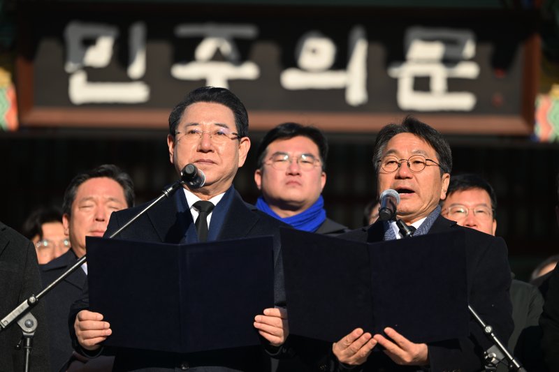 [광주=뉴시스] 이영주 기자 = 강기정(오른쪽) 광주시장과 김영록 전남도지사가 2일 오전 광주 북구 국립5·18민주묘지에서 광주·전남 대통합 추진 공동선언문을 낭독하고 있다. 2026.01.02. leeyj2578@newsis.com