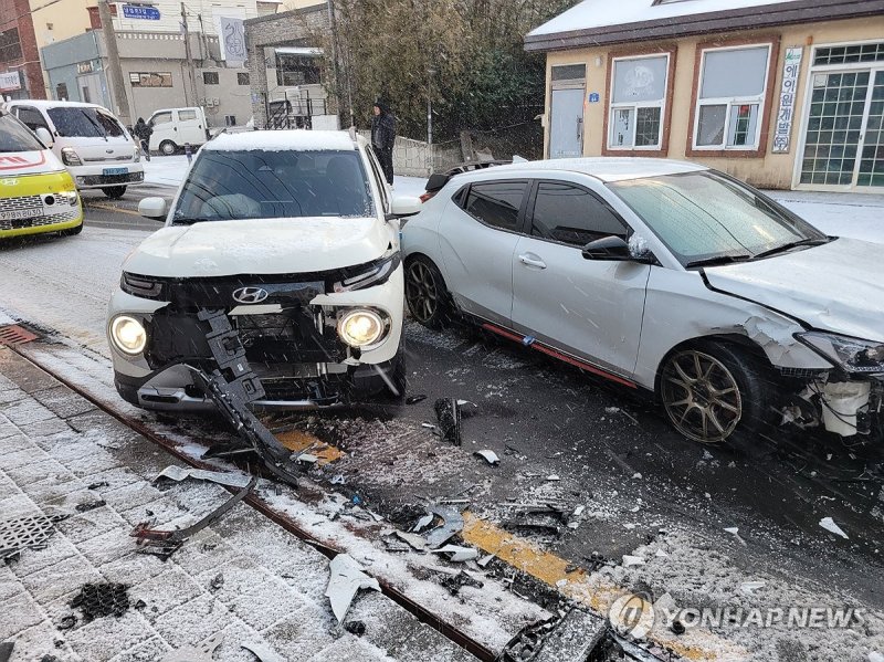 눈길에 미끄러진 차량 (출처=연합뉴스)