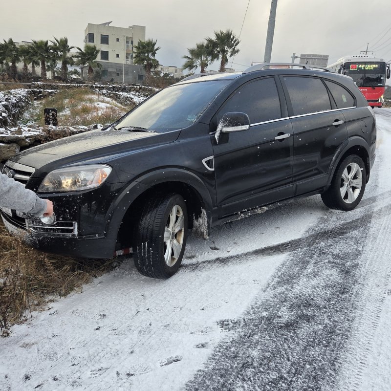 [제주=뉴시스] 2일 오전 서귀포시 안덕면에서 눈길에 차량이 미끄러져 소방당국이 안전조치에 나서고 있다. (사진=제주소방안전본부 제공) 2026.01.02. photo@newsis.com