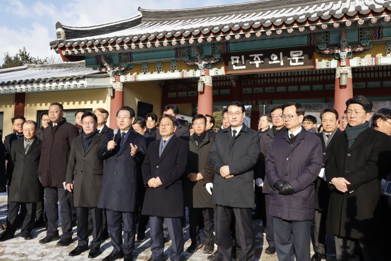 2일 광주 북구 운정동 국립5·18민주묘지 민주의문 앞에서 강기정 광주시장과 김영록 전남도지사가 광주·전남 대통합 추진 공동선언문을 발표하고 있다. 2026.1.2/뉴스1 ⓒ News1 김태성 기자