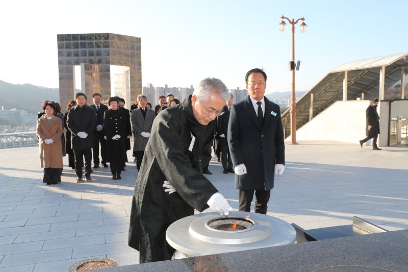 [창원=뉴시스]박종훈 교육감 등이 국립3.15민주묘지를 참배하는 모습. (사진=경남교육청 제공) 2026.01.02.photo@newsis.com *재판매 및 DB 금지