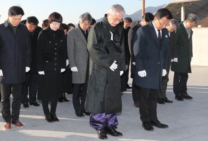 국립 3·15 민주묘지 참배한 박종훈 경남교육감(한복 착용) (출처=연합뉴스)