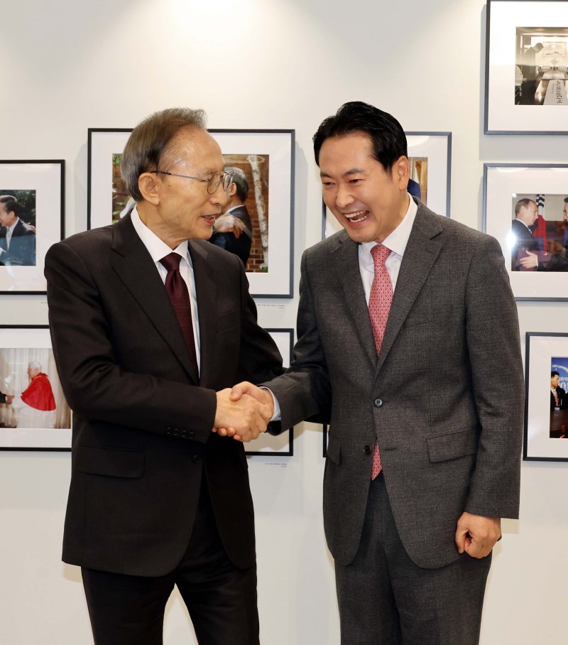 [서울=뉴시스] 국회사진기자단 = 장동혁 국민의힘 대표가 2일 서울 서초구 영포빌딩에서 이명박 전 대통령을 만나 인사를 나누고 있다. 2026.01.02. photo@newsis.com