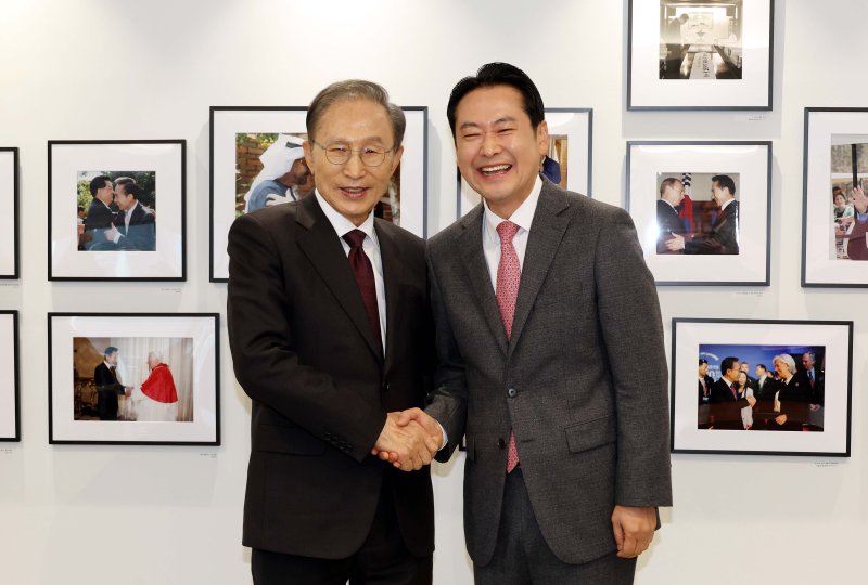 [서울=뉴시스] 국회사진기자단 = 장동혁 국민의힘 대표가 2일 서울 서초구 영포빌딩에서 이명박 전 대통령을 만나 인사를 나누고 있다. 2026.01.02. photo@newsis.com