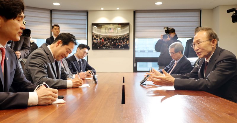 [서울=뉴시스] 국회사진기자단 = 장동혁 국민의힘 대표가 2일 서울 서초구 영포빌딩에서 이명박 전 대통령을 만나 외연 확장 등 당 운영 방안과 지방선거 전략에 관한 조언을 들고 있다. 2026.01.02. photo@newsis.com