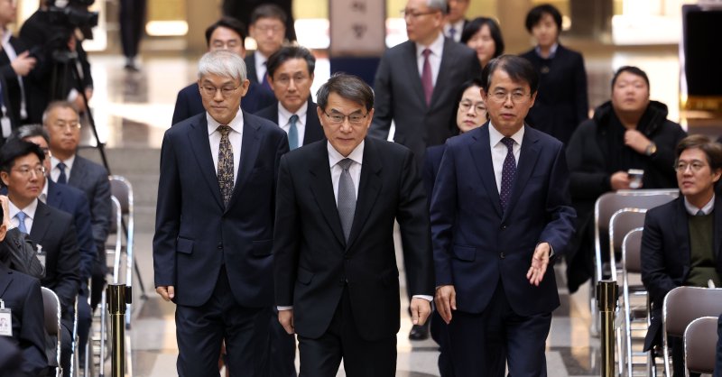 [서울=뉴시스] 김선웅 기자 = 노태악 대법관을 비롯한 대법관들이 2일 서울 서초구 대법원에서 열린 시무식에 참석하고 있다. 2026.01.02. mangusta@newsis.com