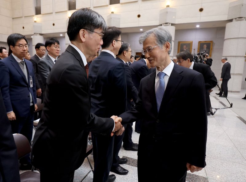 [서울=뉴시스] 김선웅 기자 = 조희대 대법원장이 2일 서울 서초구 대법원에서 열린 시무식에서 관계자들과 인사를 나누고 있다. 2026.01.02. mangusta@newsis.com