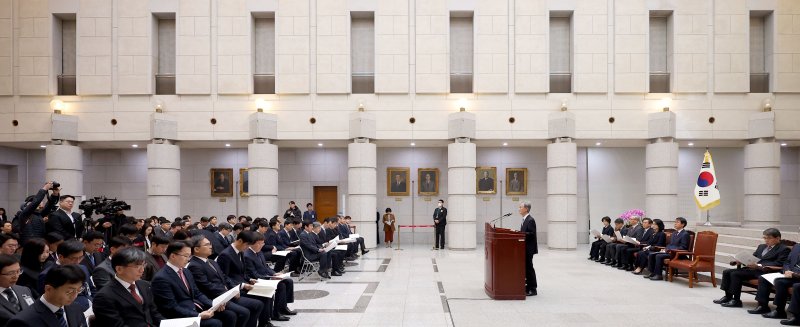 [서울=뉴시스] 김선웅 기자 = 조희대 대법원장이 2일 서울 서초구 대법원에서 열린 시무식에서 시무식사를 하고 있다. 2026.01.02. mangusta@newsis.com