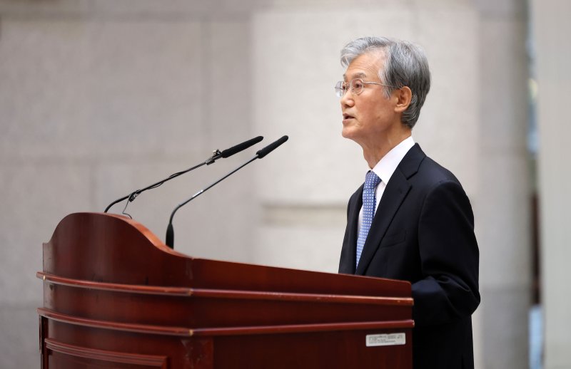 [서울=뉴시스] 김선웅 기자 = 조희대 대법원장이 2일 서울 서초구 대법원에서 열린 시무식에서 시무식사를 하고 있다. 2026.01.02. mangusta@newsis.com