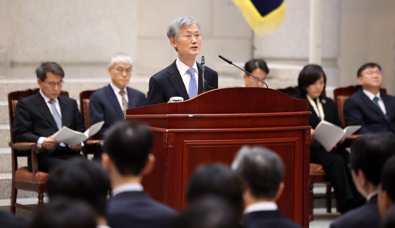 [서울=뉴시스] 김선웅 기자 = 조희대 대법원장이 2일 서울 서초구 대법원에서 열린 시무식에서 시무식사를 하고 있다. 2026.01.02. mangusta@newsis.com