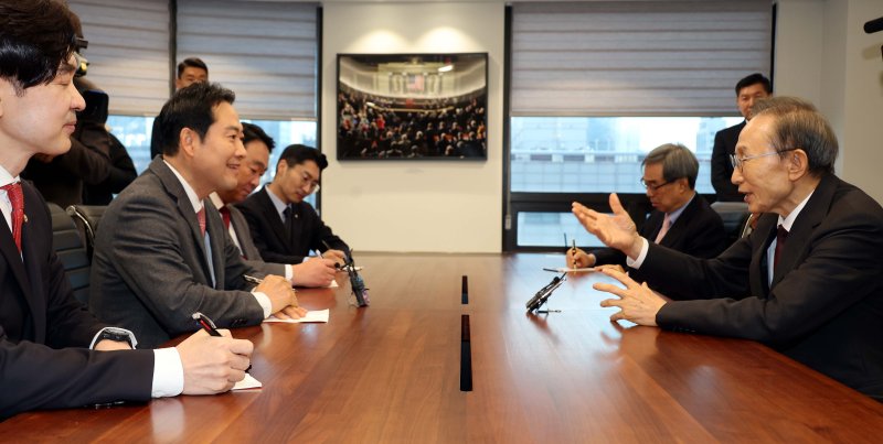 [서울=뉴시스] 국회사진기자단 = 장동혁 국민의힘 대표가 2일 서울 서초구 영포빌딩에서 이명박 전 대통령을 만나 외연 확장 등 당 운영 방안과 지방선거 전략에 관한 조언을 들고 있다. 2026.01.02. photo@newsis.com