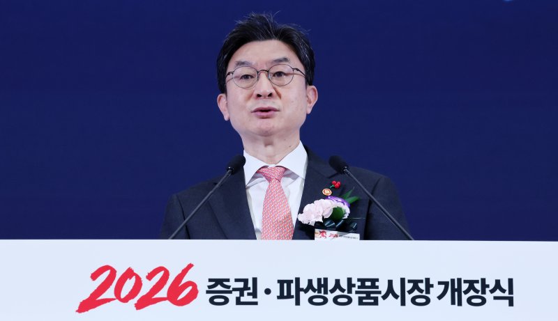 [서울=뉴시스] 김혜진 기자 =이억원 금융위원장이 2일 서울 영등포구 한국거래소에서 열린 2026 증권·파생상품시장 개장식에서 기념사를 하고 있다.. 2026.01.02. jini@newsis.com