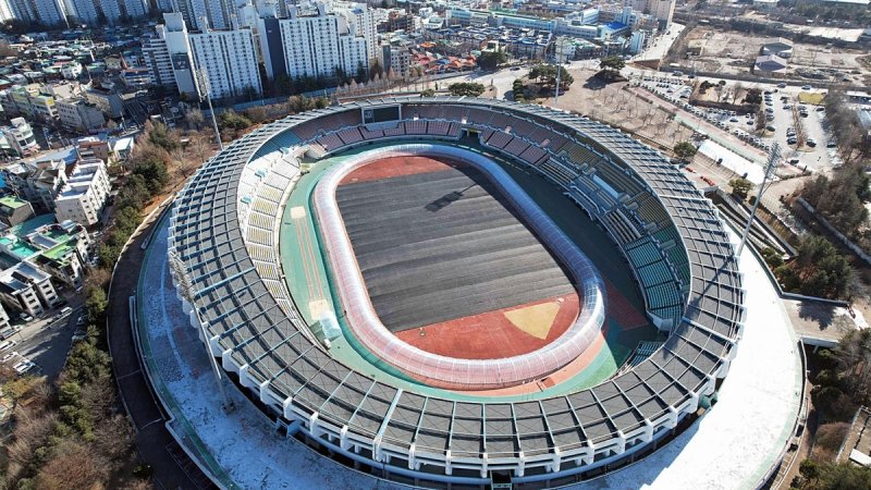 비닐 트랙 설치된 의정부종합운동장 (출처=연합뉴스)