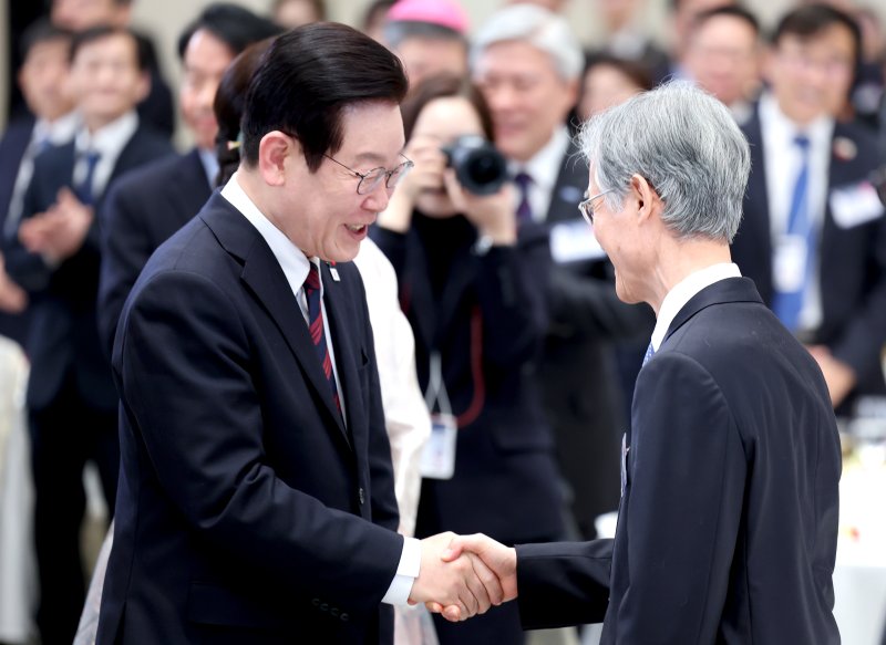 이재명 대통령이 2일 청와대 영빈관에서 열린 신년 인사회에서 조희대 대법원장과 악수하고 있다. 연합뉴스