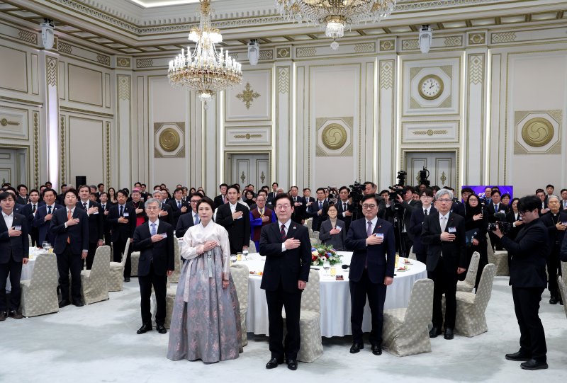 이재명 대통령과 김혜경 여사가 2일 청와대 영빈관에서 열린 2026년 신년인사회에서 국민의례를 하고 있다. 청와대통신사진기자단