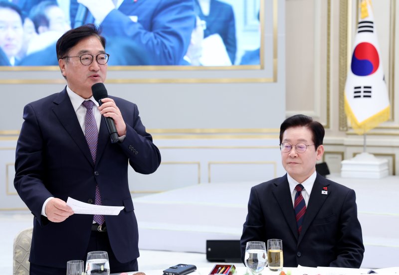 이재명 대통령이 2일 청와대 영빈관에서 열린 2026년 신년 인사회에서 우원식 국회의장의 건배제의를 경청하고 있다. 뉴스1