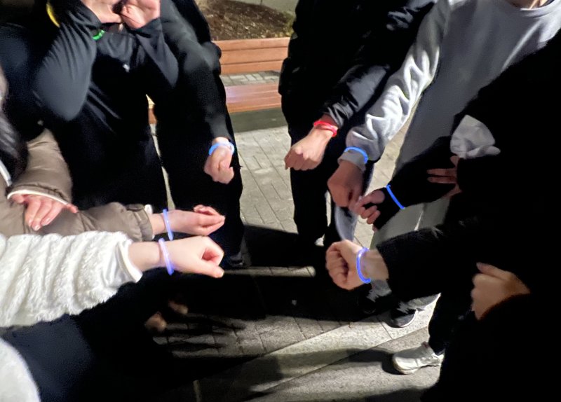 크리스마스이브인 지난해 12월 24일 서울 강서구 서울식물원 잔디밭에서 열린 '경찰과 도둑' 놀이에서 경찰 역할을 맡은 사람들이 형광 팔찌를 차고 있다. 연합뉴스