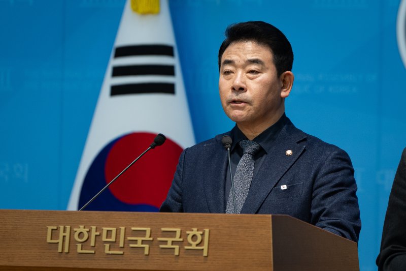 박정 더불어민주당 의원이 2일 서울 여의도 국회 소통관에서 원내대표 보궐선거 출마 기자회견을 하고 있다. 2026.1.2/뉴스1 ⓒ News1 유승관 기자