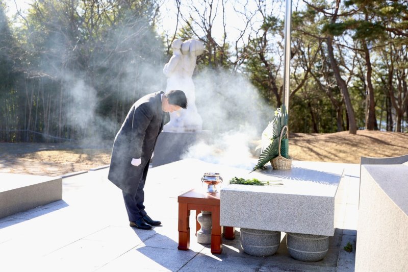 [세종=뉴시스] 한국남동발전은 2일 2026년 시무식을 개최하고 경남 진주 충혼탑을 찾아 참배했다고 밝혔다. (사진=남동발전 제공) 2026.01.02. photo@newsis.com *재판매 및 DB 금지
