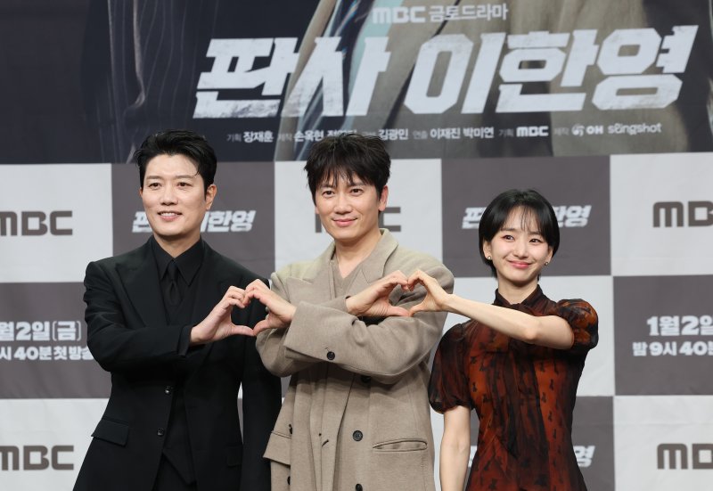 배우 박희순(왼쪽부터)과 지성, 원진아가 2일 오후 서울 마포구 MBC 상암 신사옥에서 진행된 MBC 새 금토드라마 ‘판사 이한영’(극본 김광민/연출 이재진, 박미연) 제작발표회에서 포즈를 취하고 있다. ‘판사 이한영’은 거대 로펌의 노예로 살다가 10년 전으로 회귀한 적폐 판사 이한영이 새로운 선택으로 거악을 응징하는 정의 구현 회귀 드라마다. 2026.1.2/뉴스1 ⓒ News1 권현진 기자