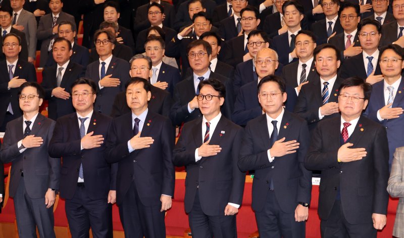 [세종=뉴시스] 강종민 기자 = 김민석 국무총리와 각 부처 장관들이 2일 세종시 정부세종청사 대강당에서 열린 2026 정부 시무식에서 국기에 경례하고 있다. 2026.01.02. ppkjm@newsis.com