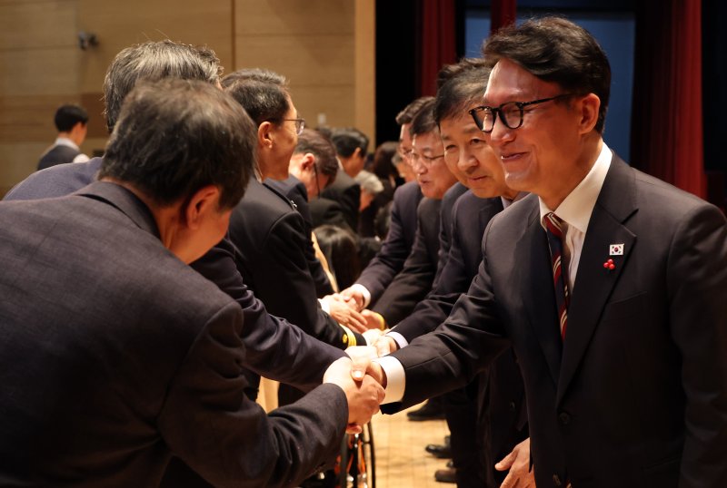 [세종=뉴시스] 강종민 기자 = 김민석 국무총리와 각 부처 장관들이 2일 세종시 정부세종청사 대강당에서 열린 2026 정부 시무식에서 참석자들과 인사하고 있다. 2026.01.02. ppkjm@newsis.com