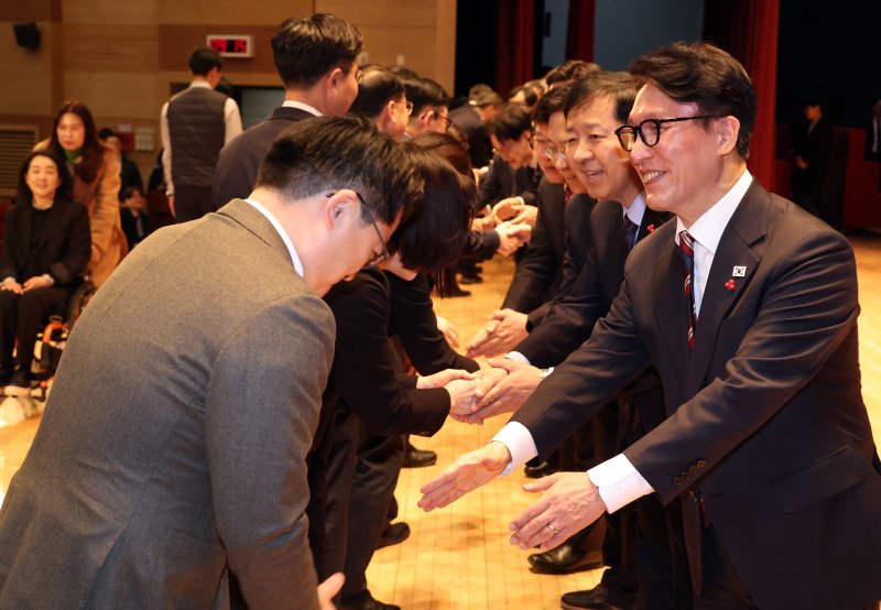 [세종=뉴시스] 강종민 기자 = 김민석 국무총리와 각 부처 장관들이 2일 세종시 정부세종청사 대강당에서 열린 2026 정부 시무식에서 참석자들과 인사하고 있다. 2026.01.02. ppkjm@newsis.com