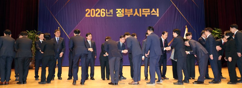 [세종=뉴시스] 강종민 기자 = 김민석 국무총리와 각 부처 장관들이 2일 세종시 정부세종청사 대강당에서 열린 2026 정부 시무식에서 참석자들과 인사하고 있다. 2026.01.02. ppkjm@newsis.com