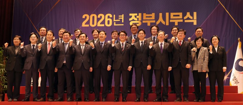 [세종=뉴시스] 강종민 기자 = 김민석 국무총리와 각 부처 장관들이 2일 세종시 정부세종청사 대강당에서 열린 2026 정부 시무식에서 파이팅을 외치고 있다. 2026.01.02. ppkjm@newsis.com