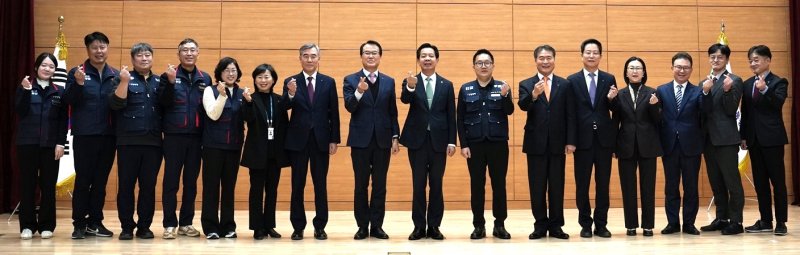 [원주=뉴시스] 임원진이 시무식 진행 후 기념사진을 촬영하고 있다. (사진=한국도로교통공단 제공) 2026.01.02. photo@newsis.com *재판매 및 DB 금지