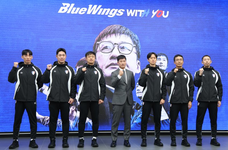 이정효 수원삼성 신임 감독이 2일 경기 수원시 권선구 도이치오토월드 차란차 스튜디오에서 열린 취임 기자회견에서 코칭스텝과 함께 기념촬영을 하고 있다. 2026.1.2/뉴스1 ⓒ News1 김영운 기자