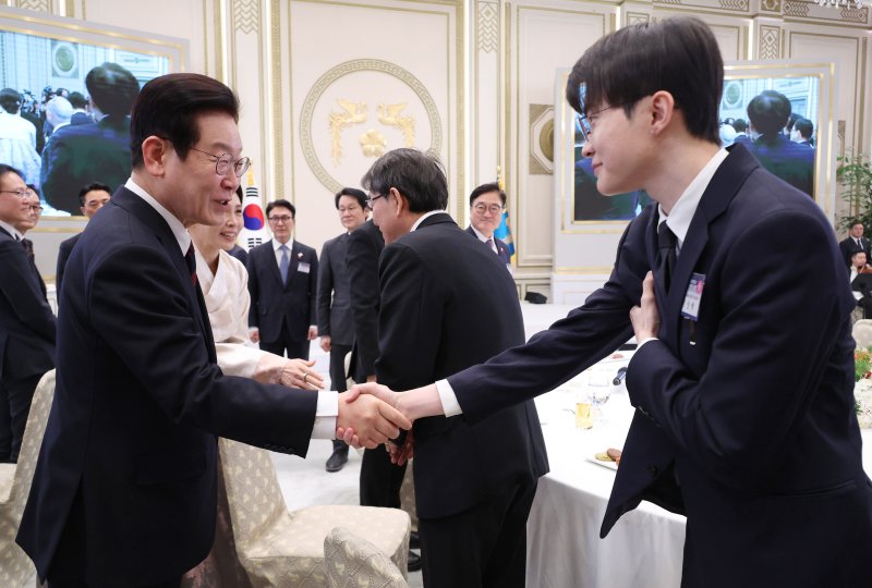 이재명 대통령이 2일 오후 청와대 영빈관에서 열린 2026년 신년 인사회에서 프로게이머 '페이커' 이상혁과 인사를 나누고 있다. 청와대통신사진기자단