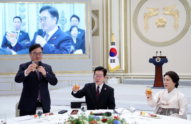 이재명 대통령과 김혜경 여사가 2일 청와대 영빈관에서 열린 2026년 신년 인사회에서 우원식 국회의장의 건배제의에 건배하고 있다. 2026.1.2/뉴스1 ⓒ News1 이재명 기자