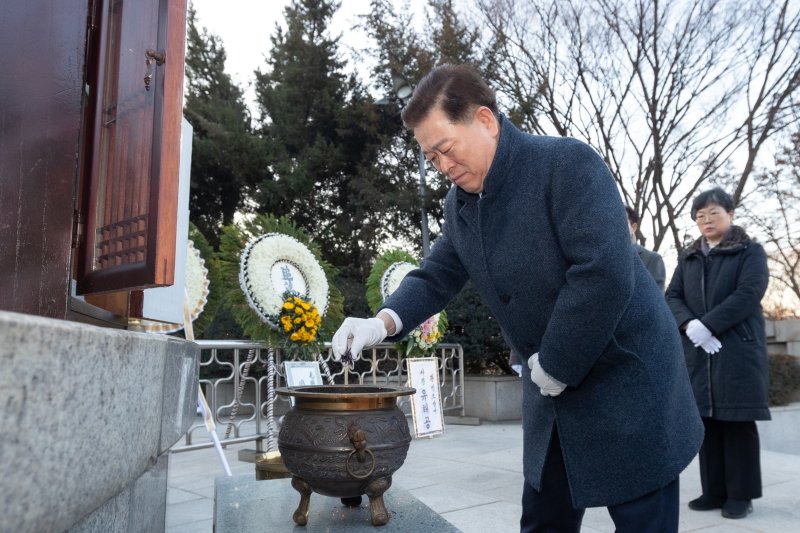 [광명=뉴시스]박승원 광명시장이 2일 현충근린공원 내 현충탑에서 분향하고 있다.(사진=광명시 제공)2026.01.02.photo@newsis.com *재판매 및 DB 금지