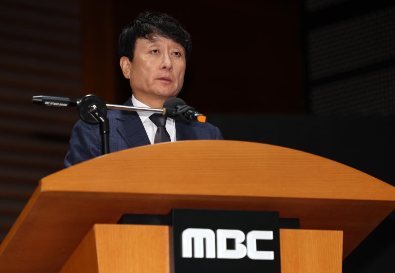 [서울=뉴시스] 이영환 기자 = 안형준 MBC 사장이 15일 오전 서울 마포구 MBC에서 열린 고 오요안나 1주기 관련 대국민 기자회견에서 발언을 하고 있다. 2025.10.15. 20hwan@newsis.com