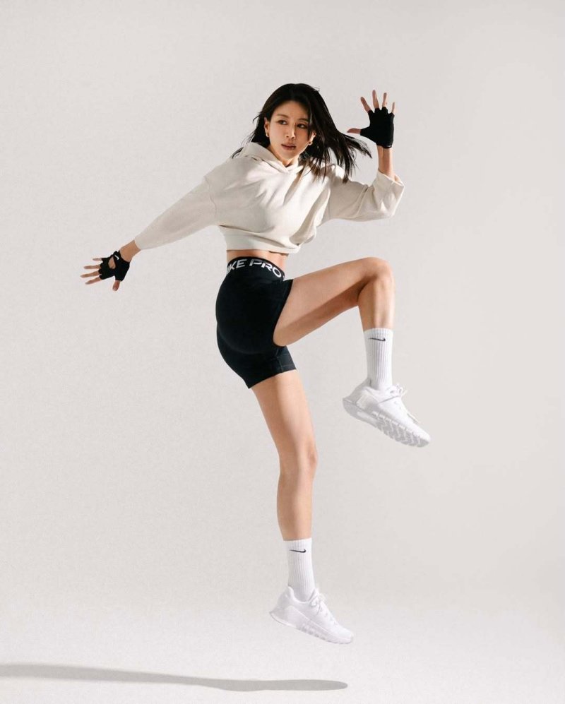 손정은, 탄탄 복근 깜짝 공개…남다른 건강미