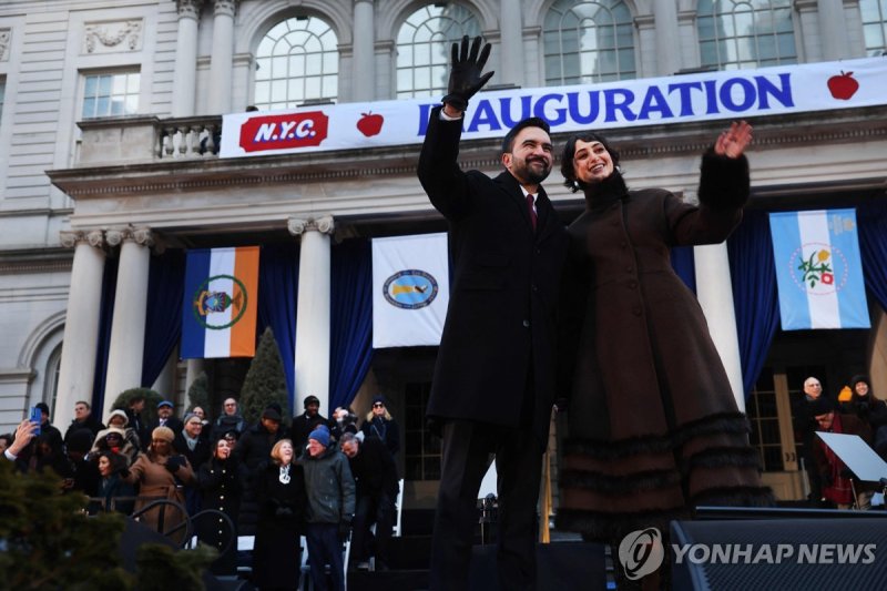 인사하는 조란 맘다니 뉴욕시장 부부 (출처=연합뉴스)