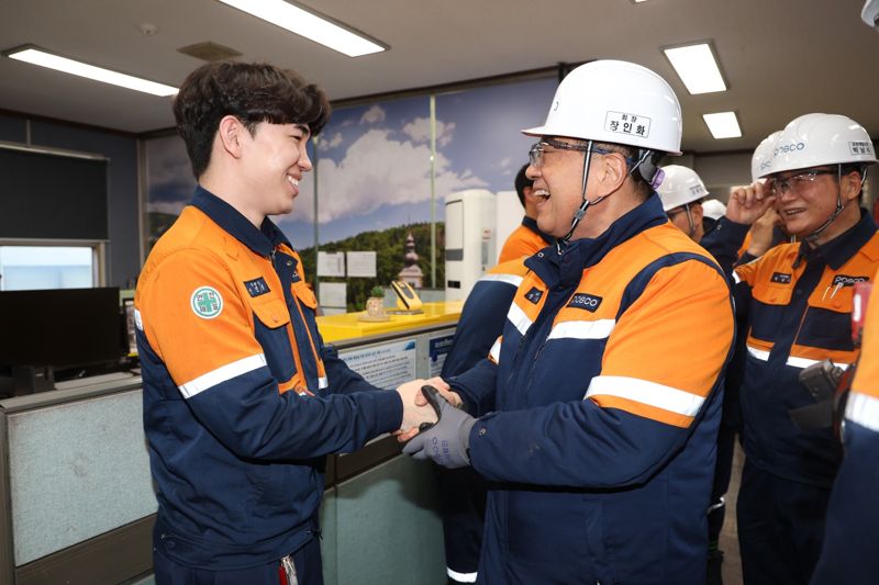 장인화 포스코그룹 회장(오른쪽)이 2일 새해 첫 행보이자 현장경영의 일환으로 포항제철소를 찾아 임직원을 격려했다. 포스코그룹제공