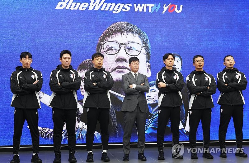 포즈 취한 이정효 감독과 코치진 (출처=연합뉴스)