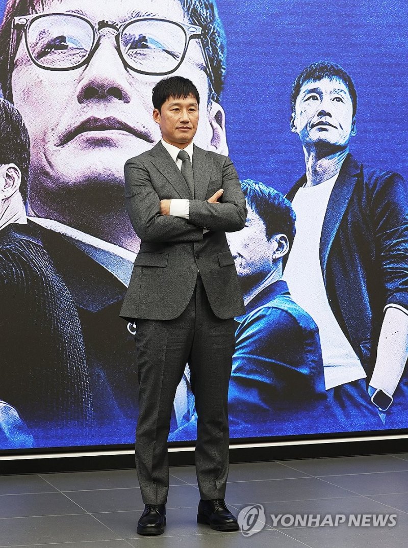 포즈 취하는 수원 삼성 이정효 신임 감독 (출처=연합뉴스)