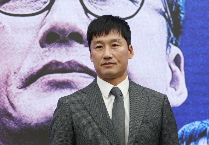 이정효 수원삼성 신임 감독이 2일 경기 수원시 권선구 도이치오토월드 차란차 스튜디오에서 열린 취임 기자회견에서 기념촬영을 하고 있다. 2026.1.2/뉴스1 ⓒ News1 김영운 기자