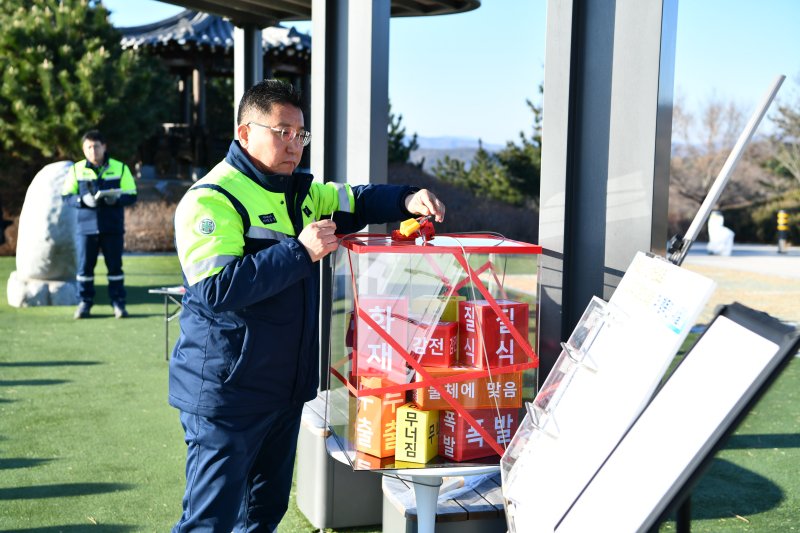 [포항=뉴시스] 송종욱 기자 = 2일 포항 사방 기념 공원에서 열린 '포스코퓨처엠 안전 다짐 행사'에서 직원이 격리 장금 시스템(ILS) 안전 퍼포먼스를 하며, 안전 위해 요소를 원천 차단하겠다는 의지를 다지고 있다. (사진=포스코퓨처엠 제공) 2026.01.02. photo@newsis.com