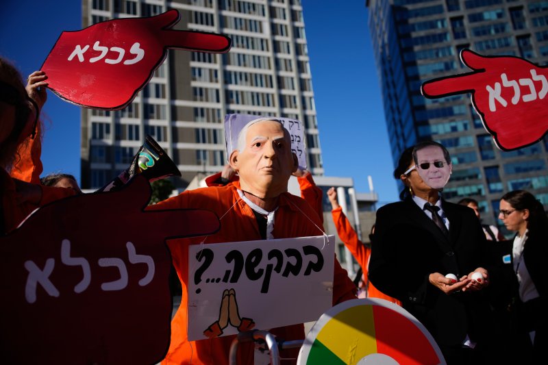 [텔아비브=AP/뉴시스] 사진은 베냐민 네타냐후 이스라엘 총리가 자신의 부패 혐의를 사면해달라고 대통령에게 요청한 가운데 지난해 12월 1일(현지 시간) 이스라엘 텔아비브 법원 앞에서 시민들이 네타냐후 총리를 비판하는 시위를 벌이는 모습. 2026.01.02.