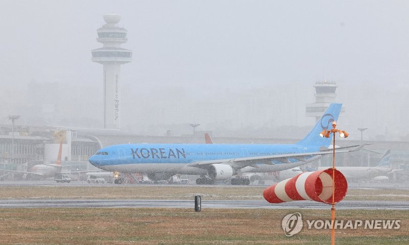 눈보라 치는 제주공항 (출처=연합뉴스)