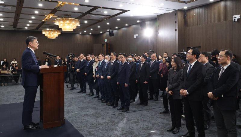 [서울=뉴시스] 추상철 기자 = 조현 외교부 장관이 2일 오후 서울 종로구 외교부청사에서 열린 2026년 외교부 시무식에서 신년사를 하고 있다. 2026.01.02. scchoo@newsis.com